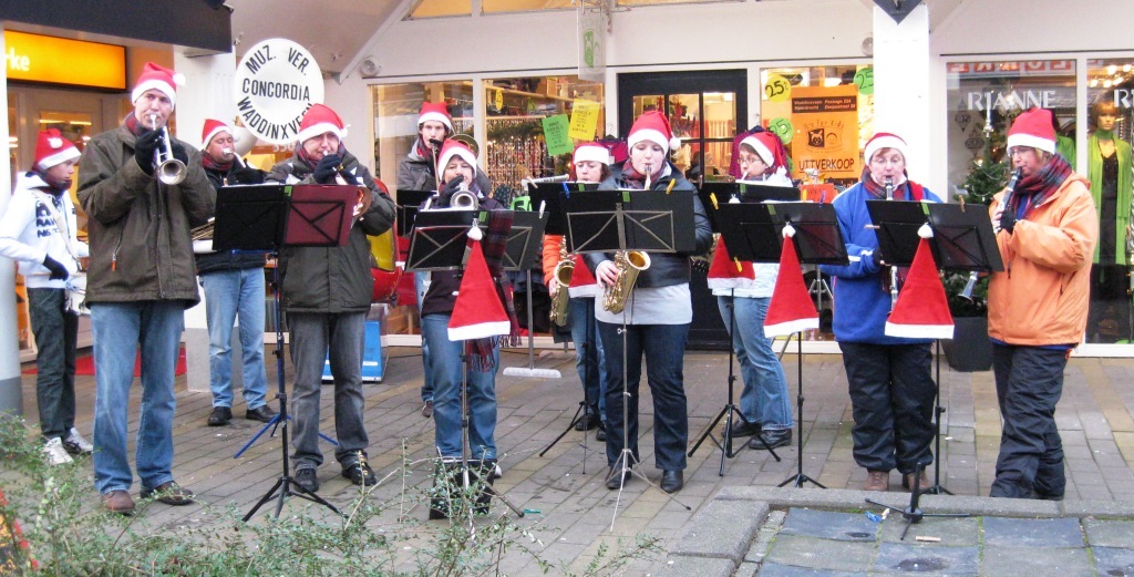 De Blaaskapel met kerst op de Passage (december 2008).